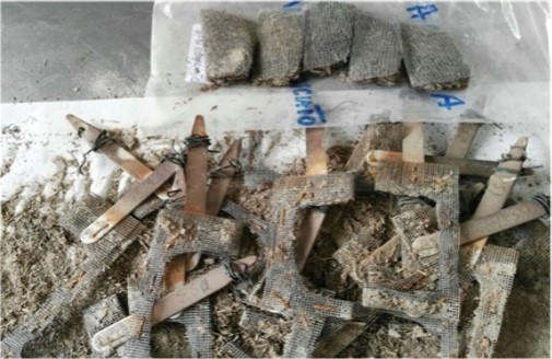 Hay litter-bags unearthed (bottom) and cleaned for NIR-SCÏOTM scanning (top)